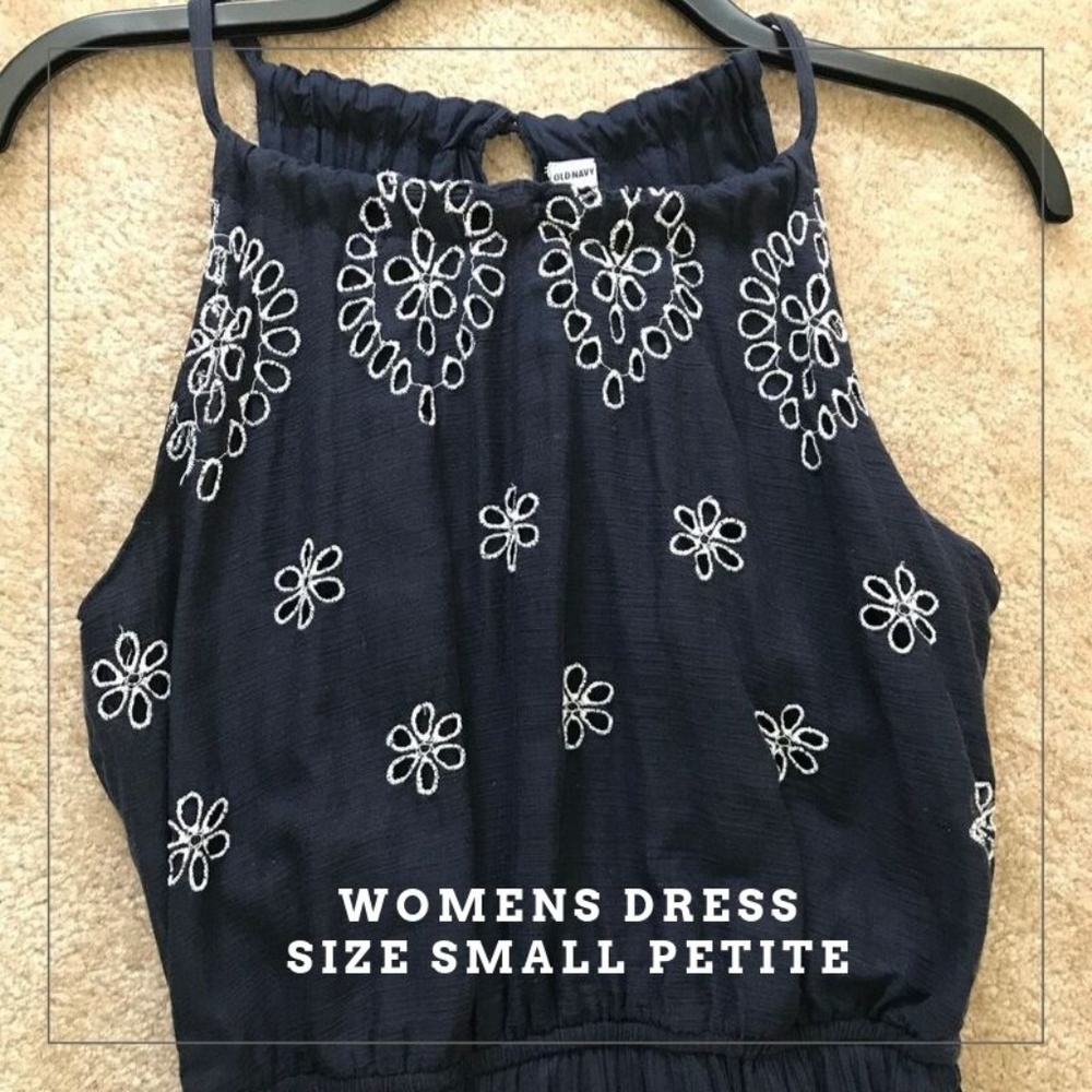 Beautiful Summer Dress w/ Cute Floral Design!